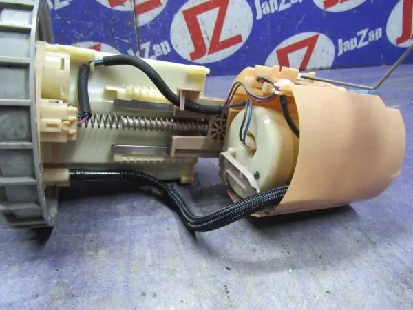 Насос топливный Toyota Prius ZVW30