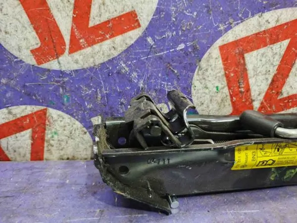 Домкрат для легкового автомобиля