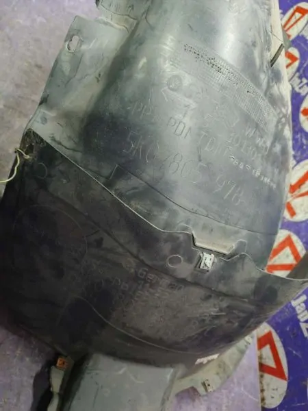 Подкрылок Volkswagen Golf 5K1