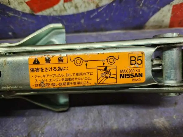 Домкрат для легкового автомобиля