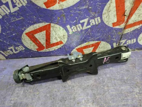 Домкрат для легкового автомобиля