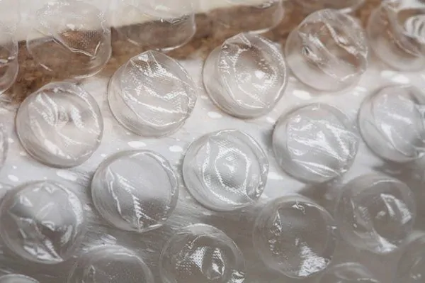 Воздушно-пузырчатая пленка снимает напряжение, не только когда ее лопаешь, но и когда видишь, что заказанное лобовое стекло доставлено без трещин