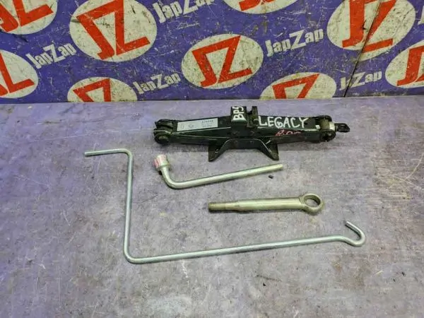 Домкрат для легкового автомобиля