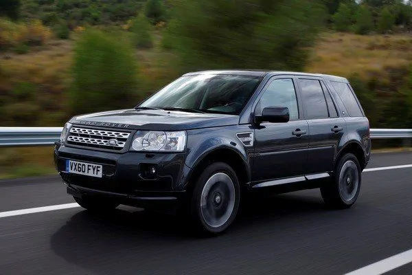 Особенность Freelander второго поколения – увеличенный клиренс и улучшенные внедорожные качества