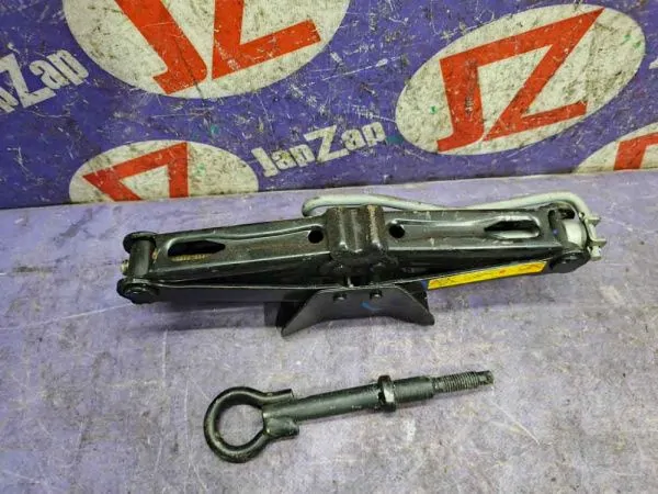 Домкрат для легкового автомобиля