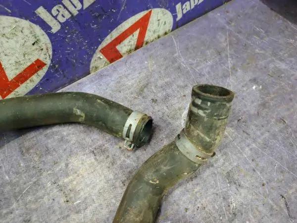 Патрубок системы охлаждения Cadillac CTS 