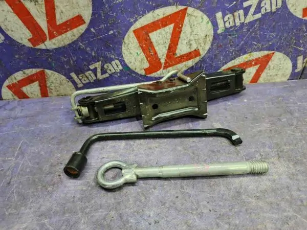 Домкрат для легкового автомобиля