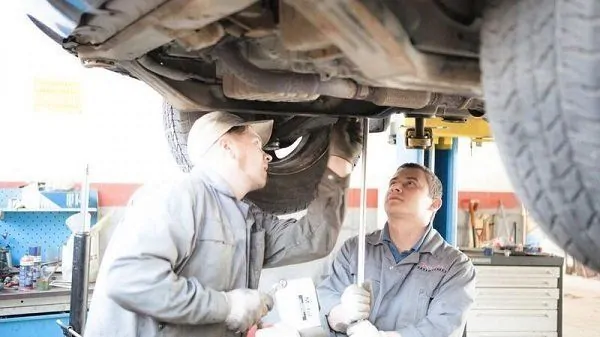 Осматривать кузов и элементы трансмиссии на предмет коррозии рекомендуется не реже раза в месяц