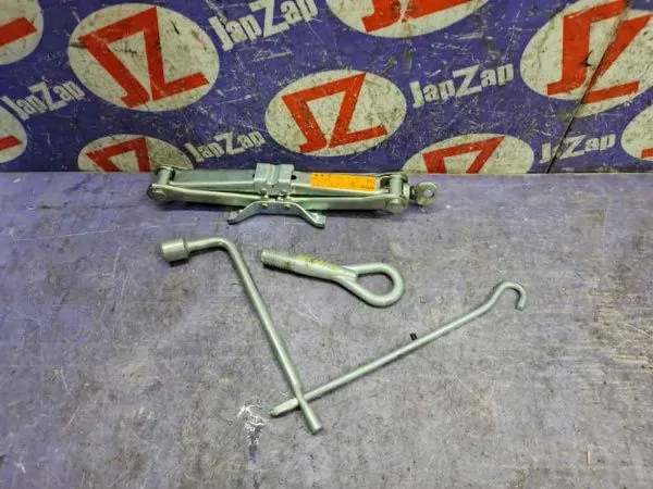 Домкрат для легкового автомобиля