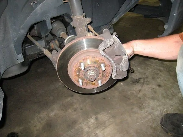 Особенно интенсивно изнашиваются и часто нуждаются в замене тормозные колодки