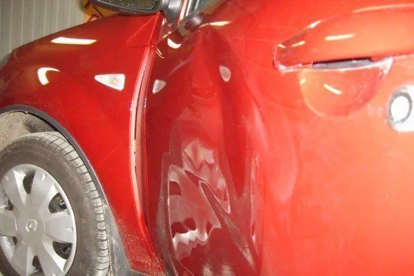 На разборку порой попадают хорошие двигатели с автомобилей, пострадавших от бокового столкновения