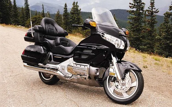 В сидении круизера Honda Gold Wing чувствуешь себя как на царском троне