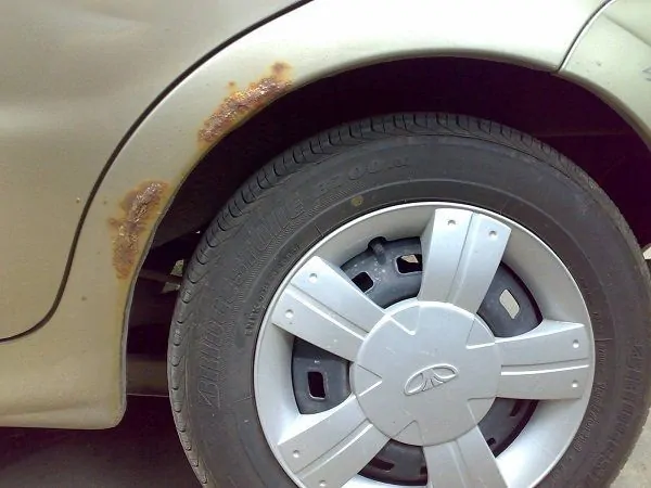 Проверять состояние лакокрасочного покрытия особенно тщательно нужно весной и в осенне-зимний период 