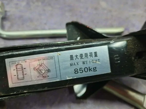 Домкрат для легкового автомобиля