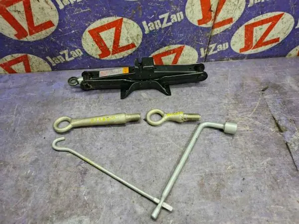 Домкрат для легкового автомобиля