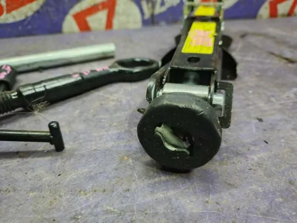 Домкрат для легкового автомобиля