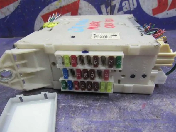 Блок предохранителей, реле Toyota Mark X GRX120