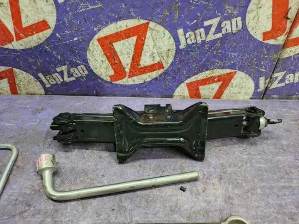 Домкрат для легкового автомобиля