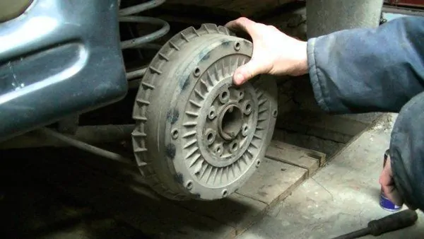 Чтобы заменить барабан, понадобятся опорная стойка, домкрат, несколько ключей, плоскогубцы, отвертка и щетка по металлу