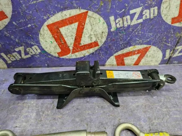 Домкрат для легкового автомобиля