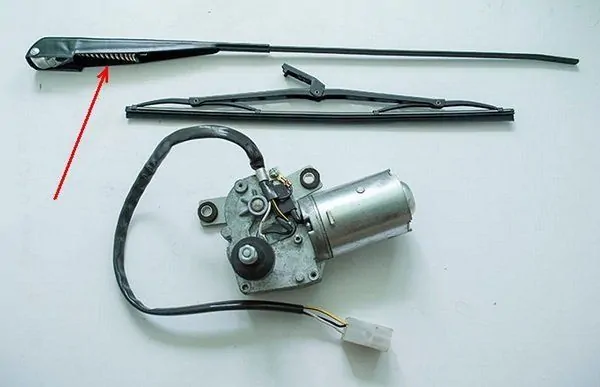 Демонтаж очистителя стекла для проведения ремонта нужно начинать с рычагов и щеток