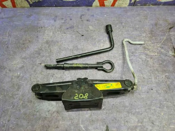 Домкрат для легкового автомобиля