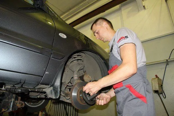Даже фанатам аккуратной езды нужно регулярно проверять состояние тормозных дисков