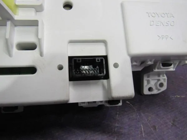 Панель приборов Toyota Sienta NCP81