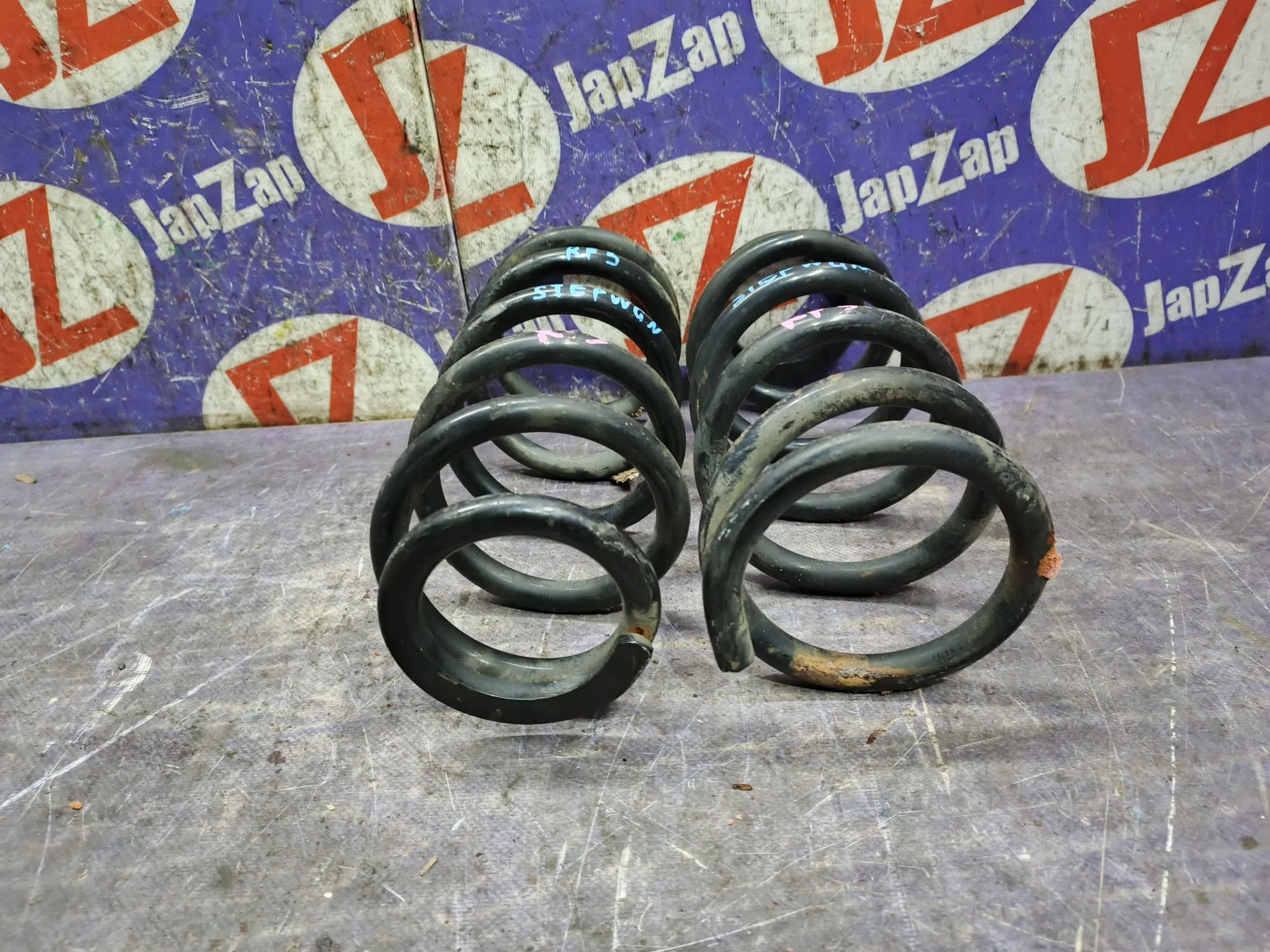 Пружина подвески для Honda Stepwgn RF3  K20A  зад    