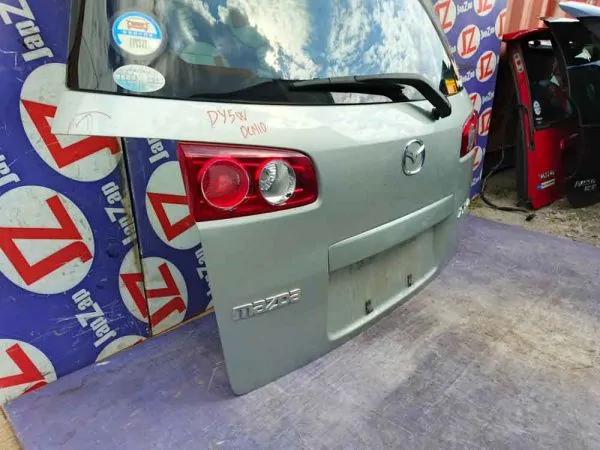 Дверь багажника Mazda Demio DY3W