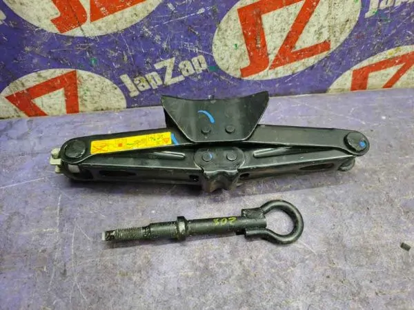 Домкрат для легкового автомобиля