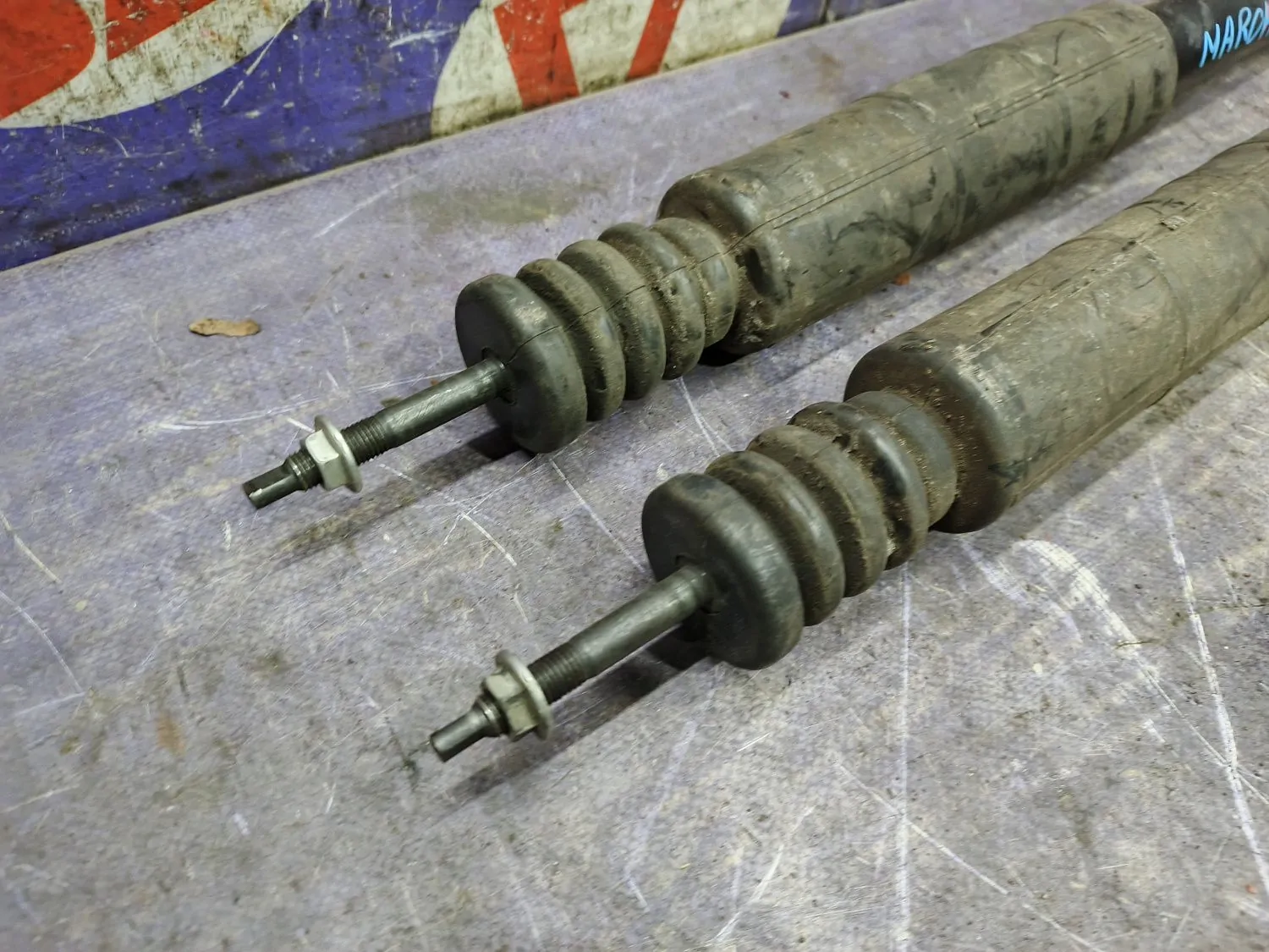 Амортизатор подвески Nissan March AK12