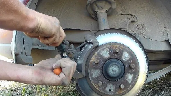 Замена тормозных колодок не обходится без специальных инструментов и требует немалого опыта