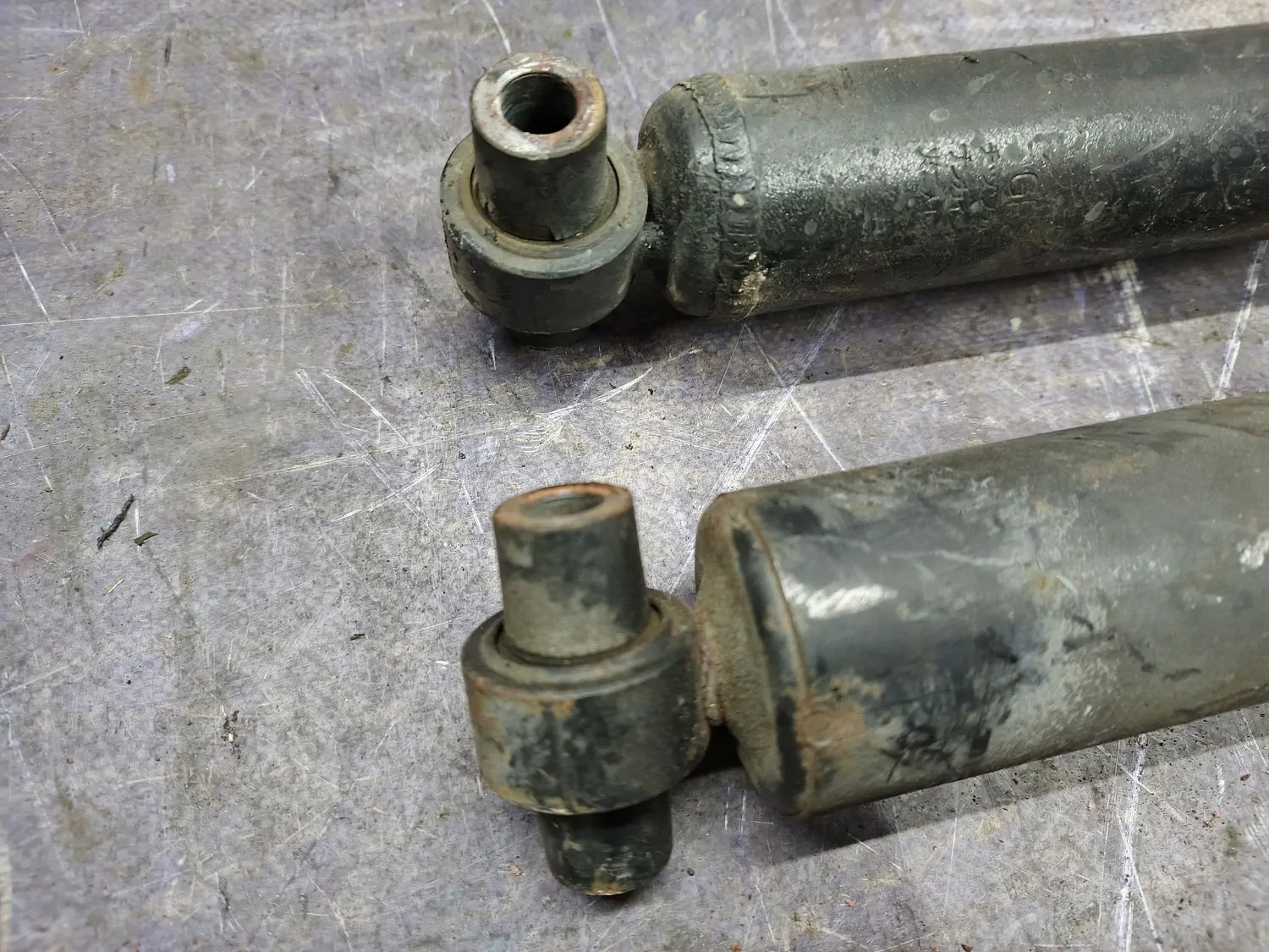 Амортизатор подвески Mazda Atenza GYEW