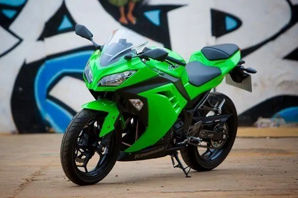 Kawasaki Ninja 300, как и любой спортбайк, обладает посадкой водителя с опорой на руки, что неудобно для длительных поездок, но комфортно для скоростной езды