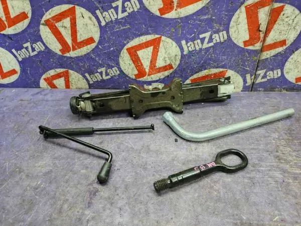 Домкрат для легкового автомобиля