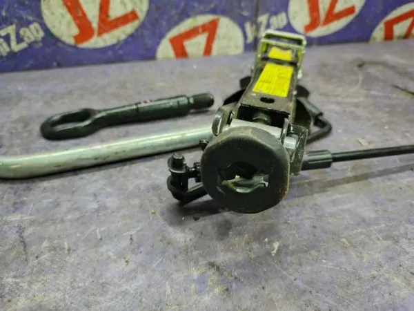 Домкрат для легкового автомобиля