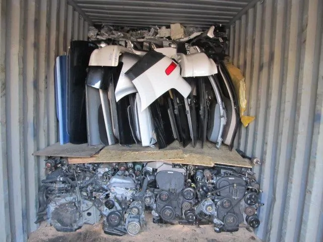 Фотография загруженного контейнера автозапчастями