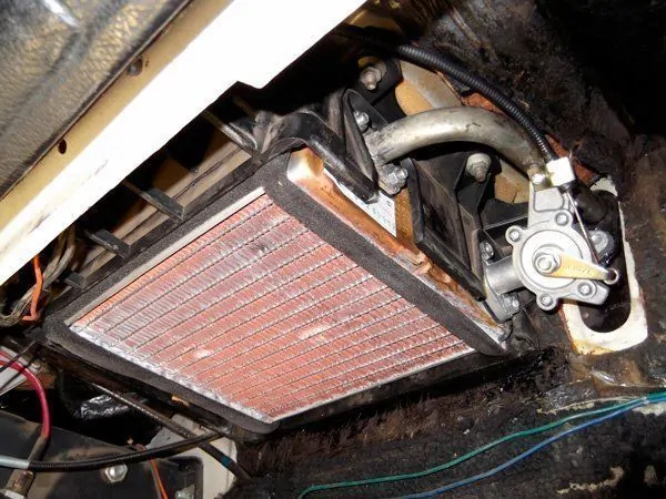 Если на металлических трубках радиатора есть следы коррозии, детали необходимо заменить