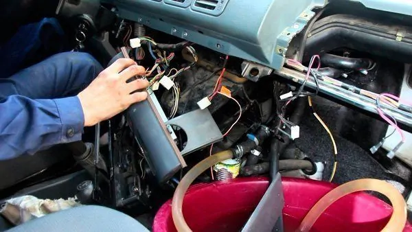 Даже обычная чистка внешних сот вызывает сложности из-за необходимости разбирать торпедо