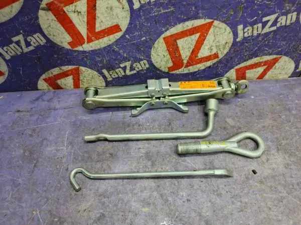 Домкрат для легкового автомобиля