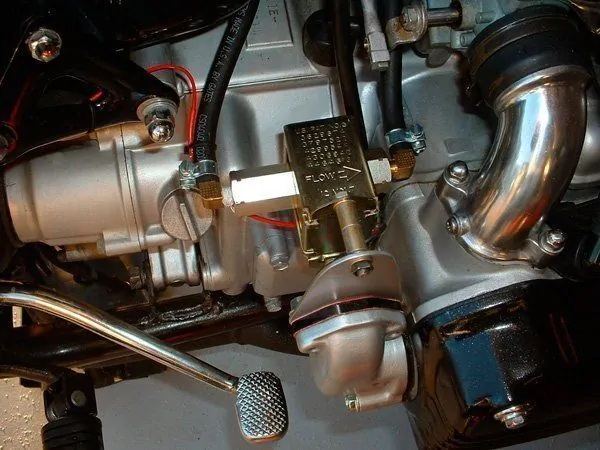 На смену механическим приходят электрические бензонасосы – более функциональные и производительные Современные автомобили оборудуют электрическими бензонасосами: механические встречаются все реже