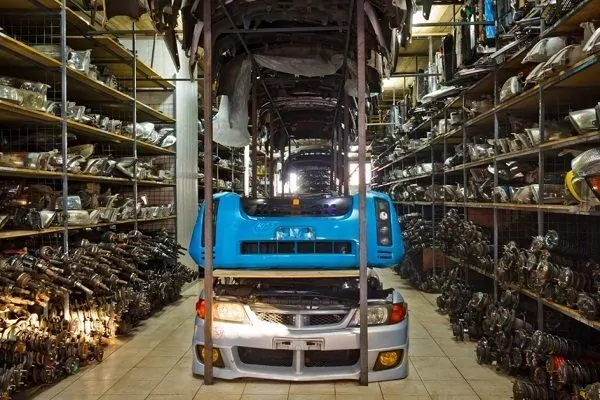 После разборки все контрактные запчасти сортируются