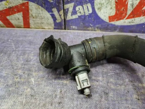 Патрубок системы охлаждения Volkswagen Golf 5K1