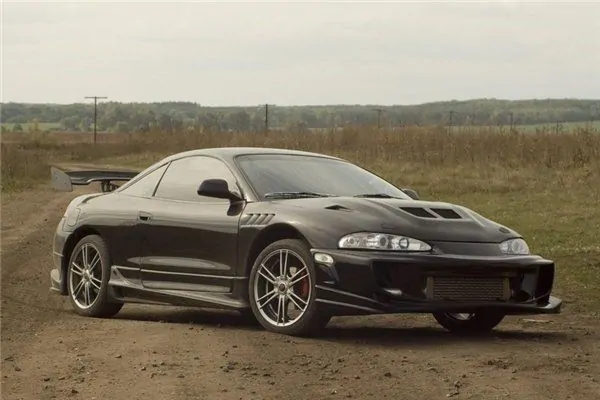 Спереди и сзади Mitsubishi Eclipse установлены мощные стабилизаторы поперечной устойчивости Спереди и сзади Mitsubishi Eclipse установлены мощные стабилизаторы поперечной устойчивости