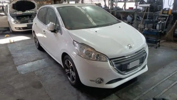 Двигатель в сборе Peugeot 208 A9 EB2