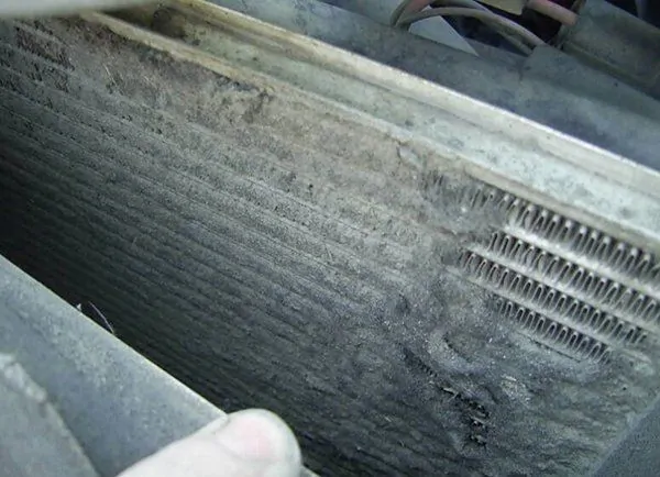 Забившийся радиатор нужно не только почистить, но и выправить его соты, если они покосились