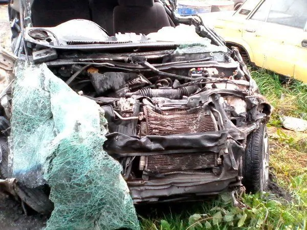 На фото – автомобиль Suzuki после ДТП, требующий серьезных вложений в ремонт: покупка ноуската могла бы снизить затраты При лобовых столкновениях носовая часть авто подвергается частичным или полным разрушениям