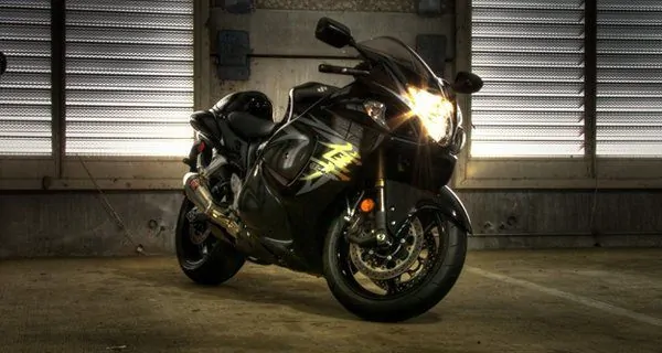 Самый быстрый серийный мотоцикл – Suzuki Hayabusa, способный разогнаться до 325 км/ч