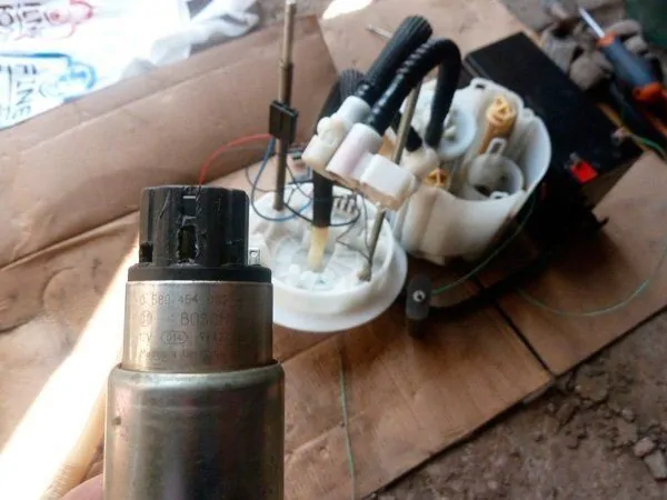 На фото – бензонасос в разобранном виде За работу бензонасоса отвечают новейшие электронные системы